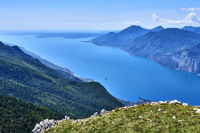What Mountains are near Lake Garda
