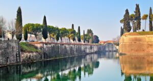 Как далеко находится Сирмионе от Пескьеры-дель-Гарда Пескьера-дель-Гарда расстояние до Сирмионе Как далеко находится Сирмионе от Пескьера-дель-Гарда варианты